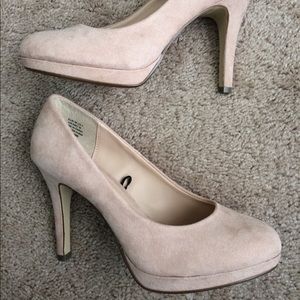 Cute nude heels 👠